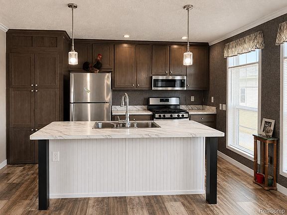 4th image of 170 Newbury