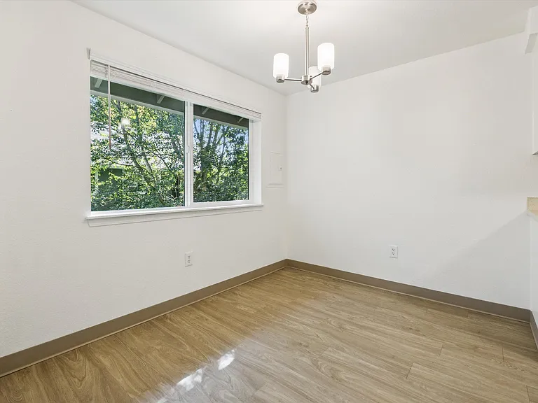 Crestbrook Apartments — Photo 21