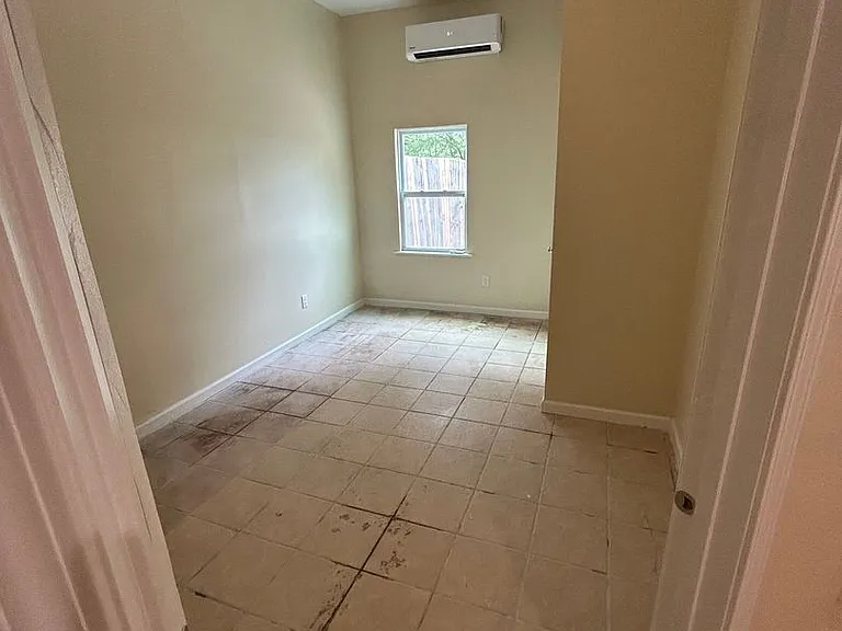 221 Warren St — Photo 8
