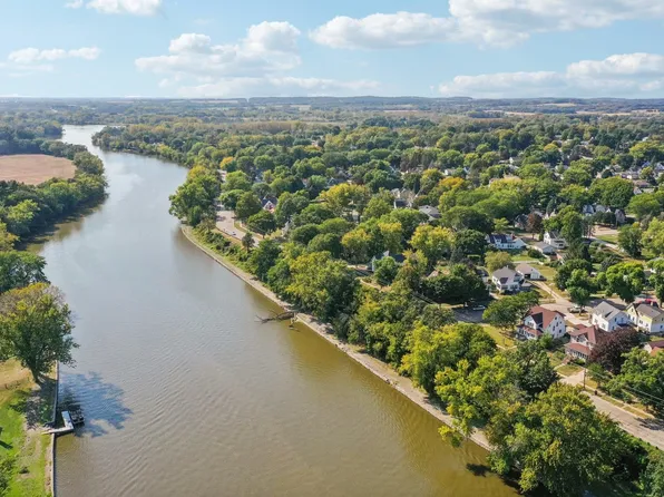 614 Riverside Dr, Fort Atkinson, WI 53538