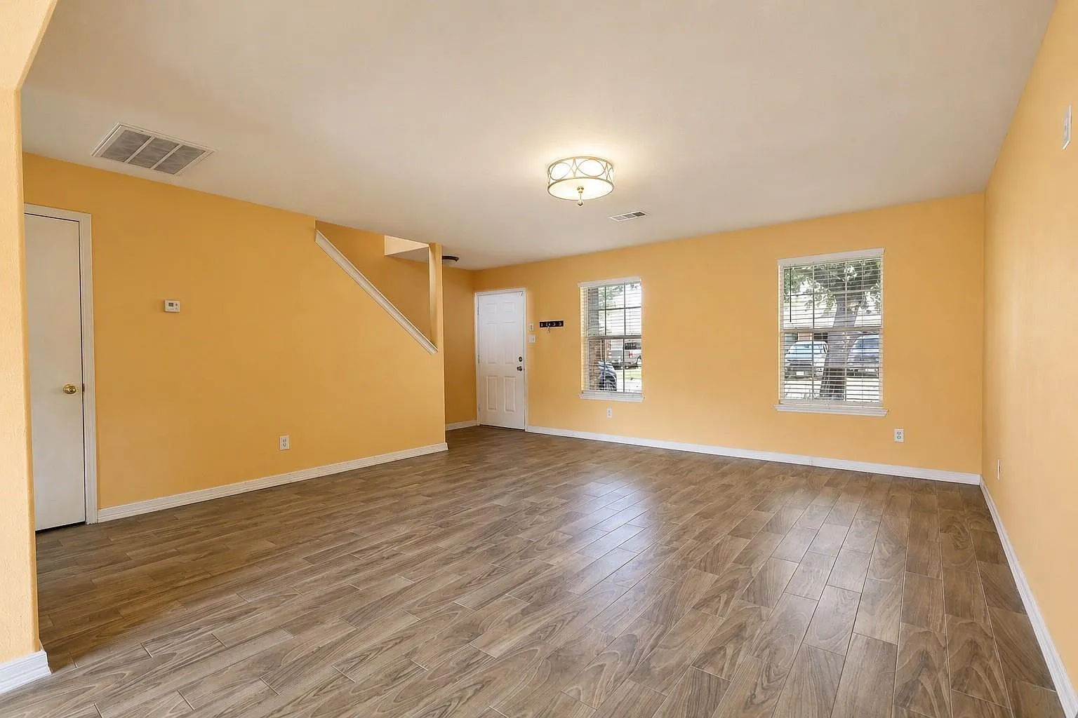 3 bed, 2.5 bath, 2072 sqft, $2,100 — Photo 4