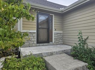 804 N Field Stone Dr, Lawrence, KS 66049