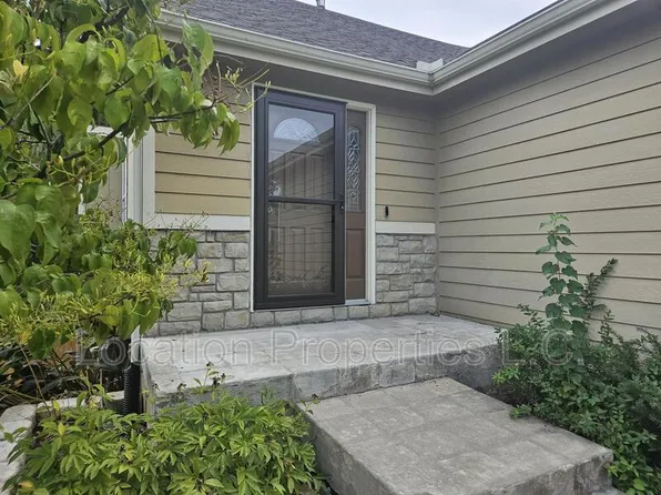 804 N Field Stone Dr, Lawrence, KS 66049