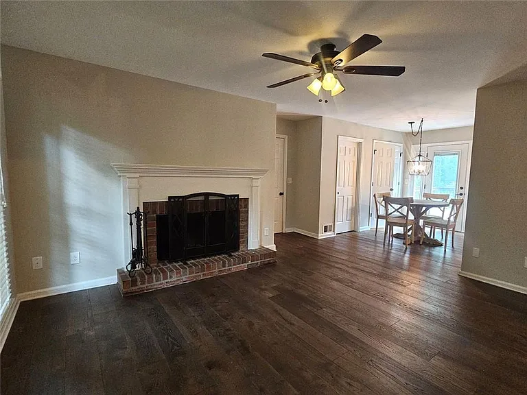 290 Oakmere Dr — Photo 3