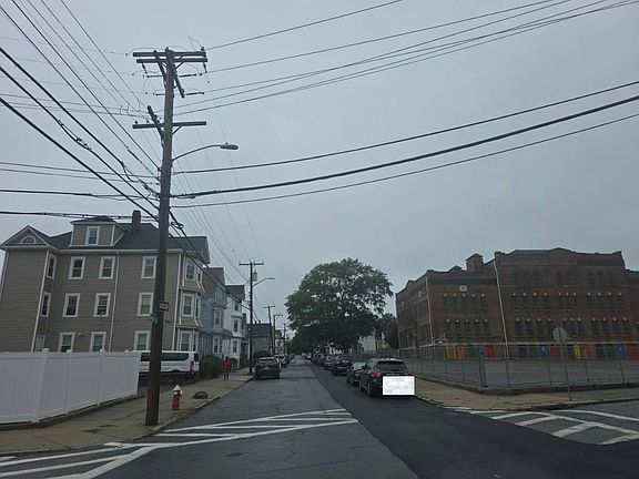 4th image of 158 Thompson St