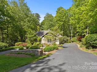 137 Berry Creek Dr, Flat Rock, NC 28731