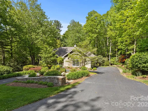 137 Berry Creek Dr, Flat Rock, NC 28731