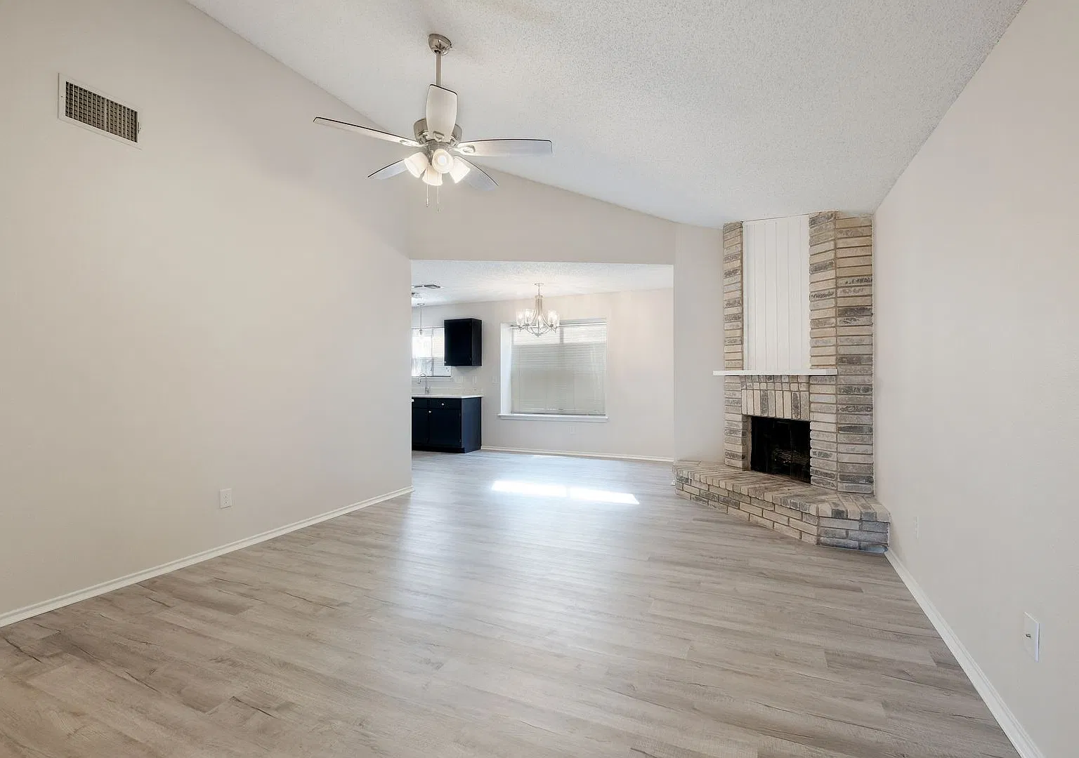 Charming 3-Bedroom Near Randolph AFB — Photo 2
