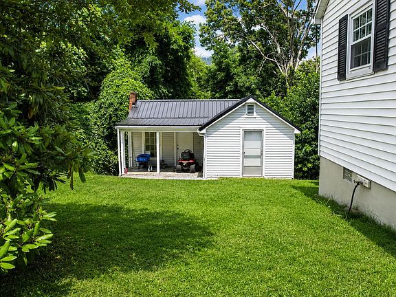 5th image of 822 Rose Hill Dr
