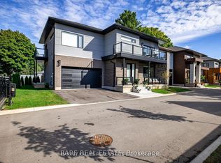 121 Fiddlers Green Rd #1, Hamilton, ON L9G1W4