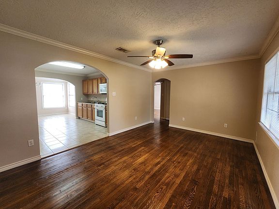 2nd image of 2233 6th St