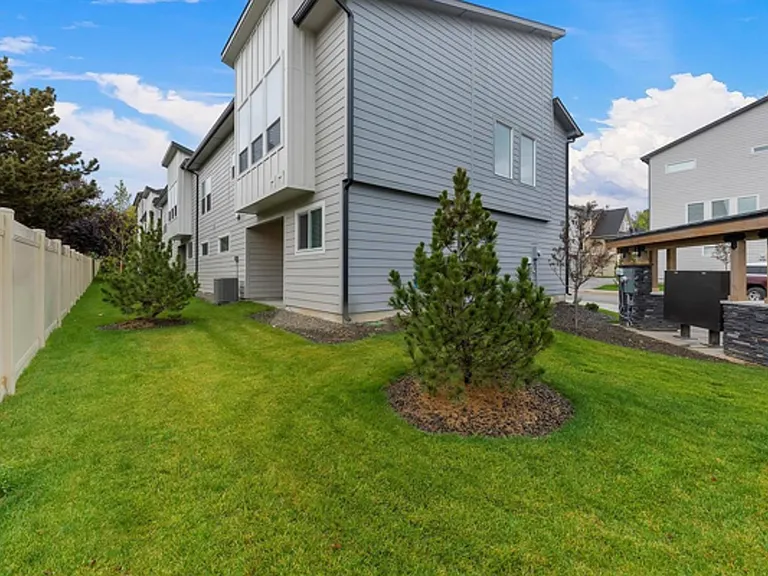Bradbury Luxury Townhomes — Photo 19