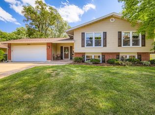 905 Harrison Ln, Hoffman Estates, IL 60192