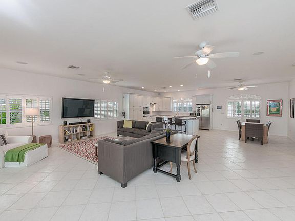 5th image of 528 Airport Dr S