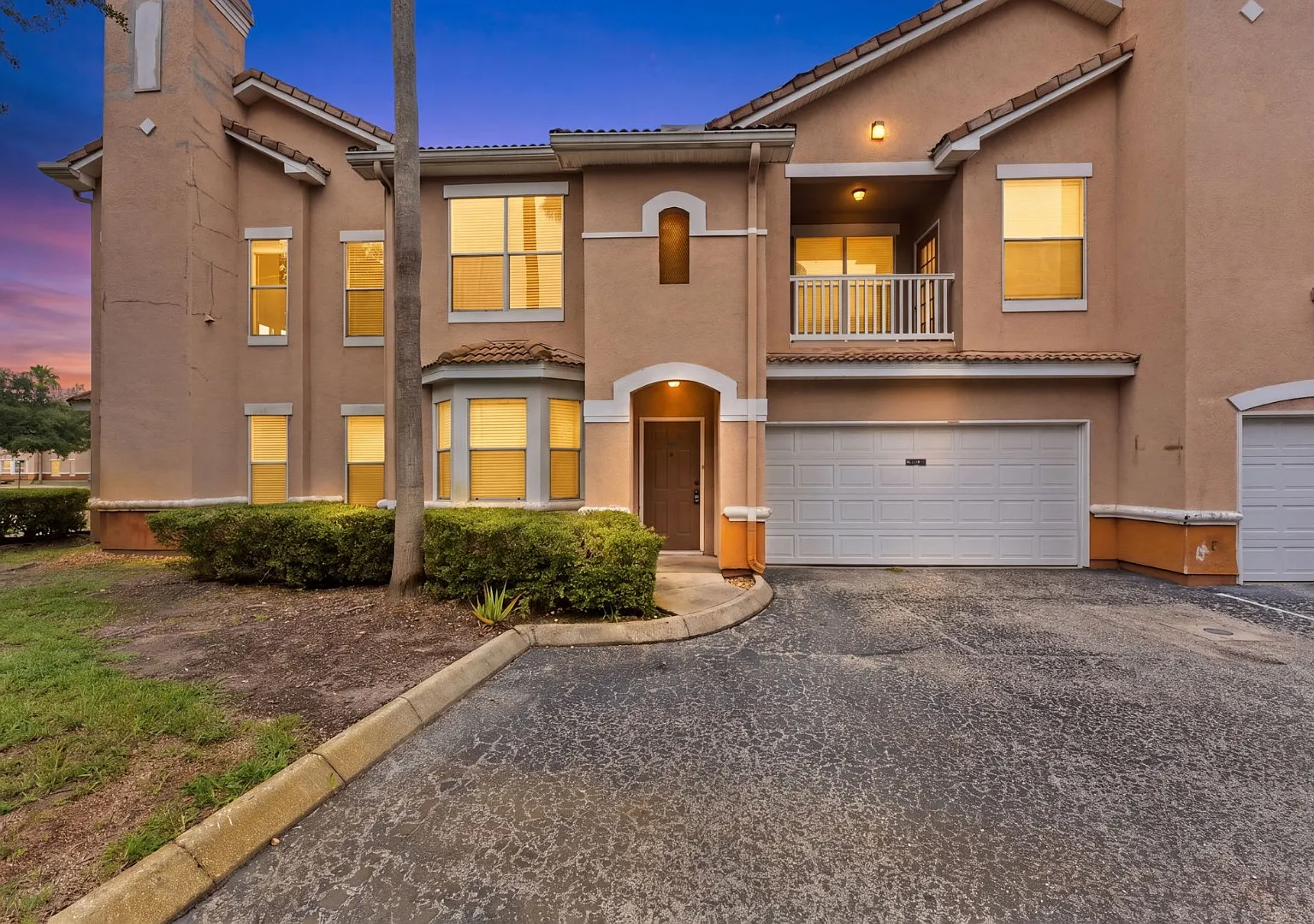 Absolutely Stunning 3 BR/2 BA/2 Car Garage Condo in gorgeous Gated New Tampa resort style community. — Photo 1