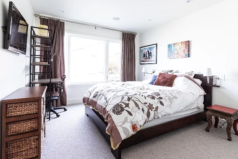 Queen bedroom, Smart TV & small balcony with view to SF City Skyline