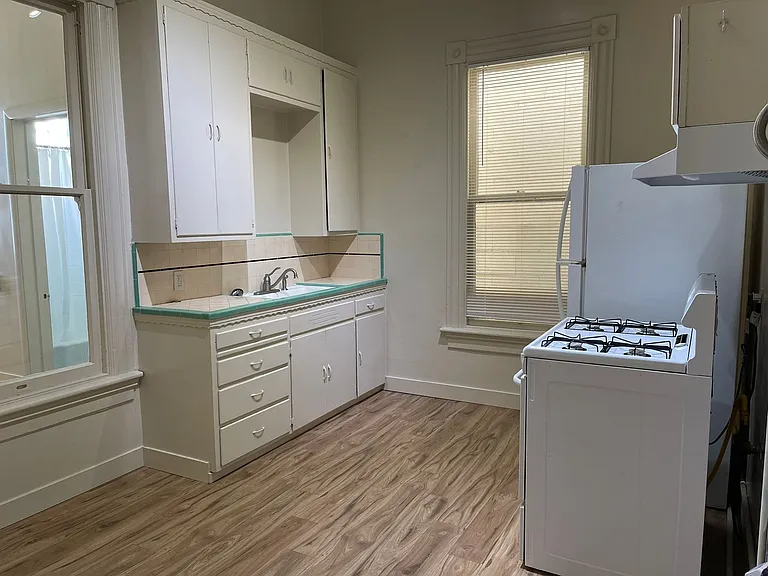 2404 K St — Photo 2