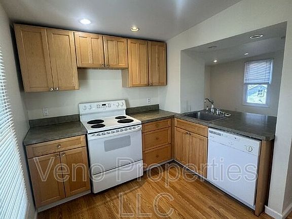 4th image of 83 Middle St #2