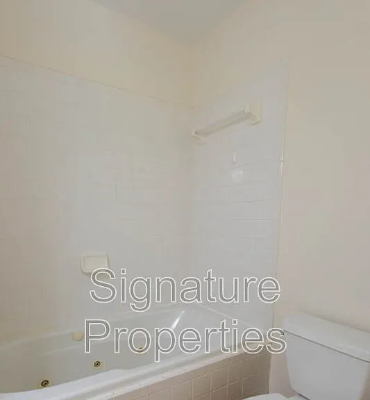 405 Lakeview Ct — Photo 21