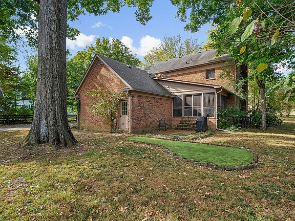3rd image of 1107 Graymere Manor Rd
