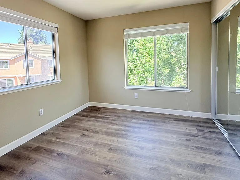 401 Skylark Ct — Photo 35