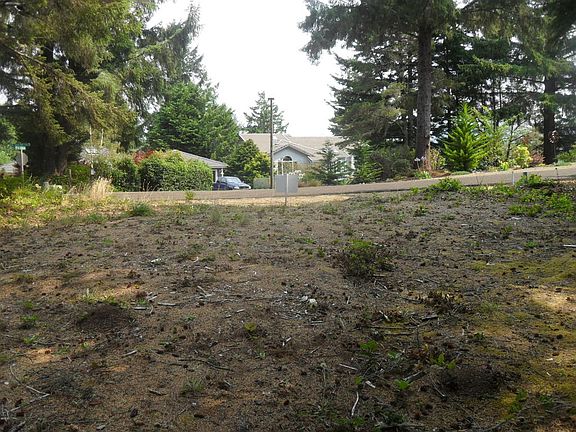 5th image of 720 NW Highland Cir