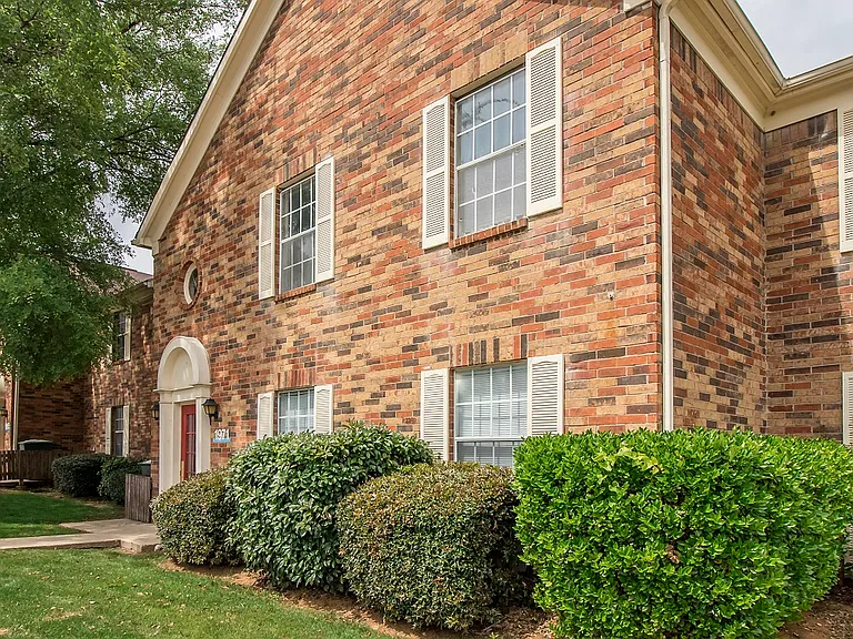 WatersEdge Denton Apartments — Photo 35