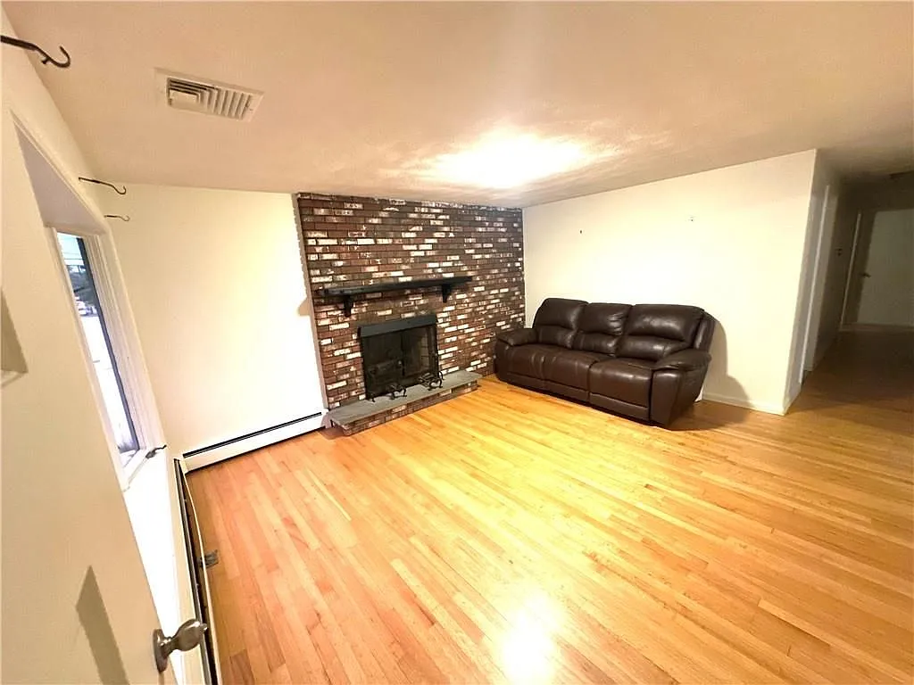 4 bed, 1.0 bath, 2200 sqft, $3,500 — Photo 4