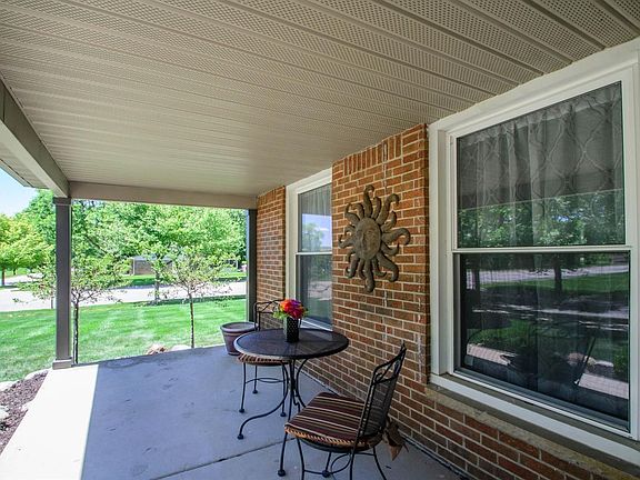 3rd image of 2415 Traver Blvd