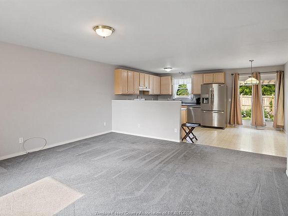 4th image of 450 Thorn Ridge Cres