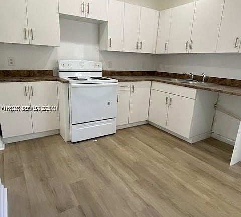 5th image of 411 SW 22nd Ave