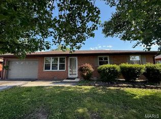 4 Fontainebleau Dr, Granite City, IL 62040