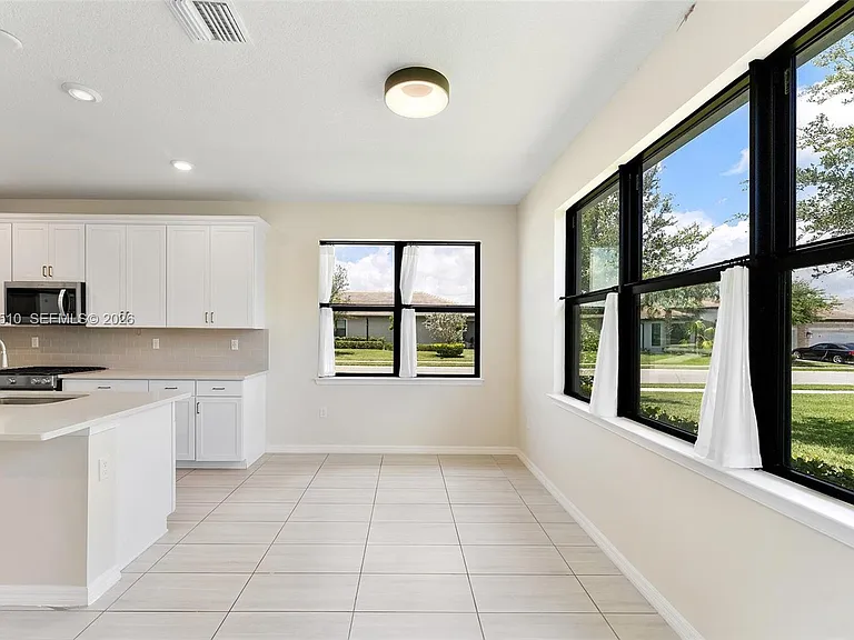 2485 Primrose Pl — Photo 15