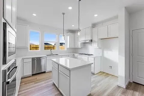 5 bed, 4.0 bath, 2684 sqft, $3,800 — Photo 3