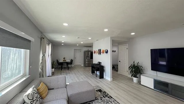 Building Photo - 182 Rose Dr