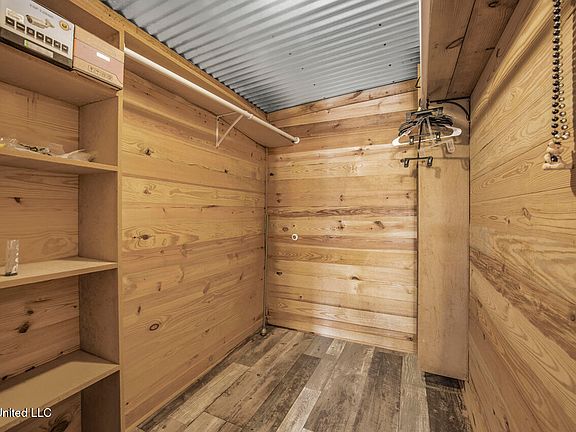 5th image of 1885 Silver Creek Rd