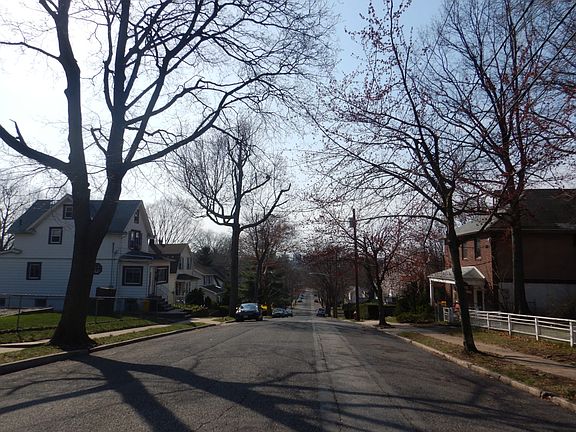 4th image of 563 Kenwood Pl