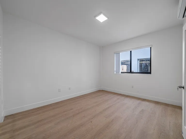 newly renovated in Little Havana! 1/1 $1,800/m & 2/1 $2,000/m, remodelados en Little Havana. — Photo 21