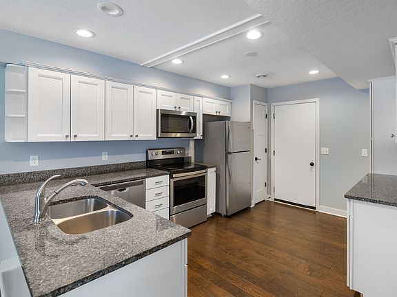 4th image of 235 Zinnia Ln N
