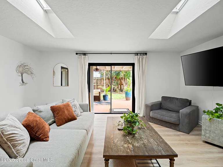215 Jason Ct — Photo 12