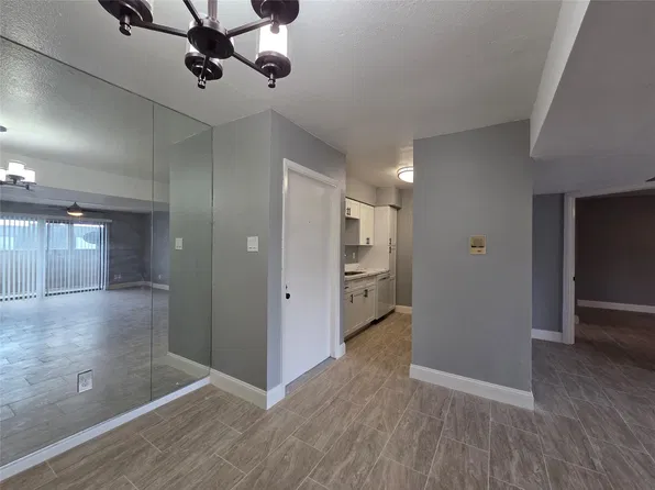 8421 Hearth Dr APT 31, Houston, TX 77054