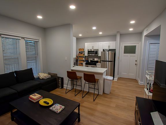 4th image of 1303 W Roscoe St #2