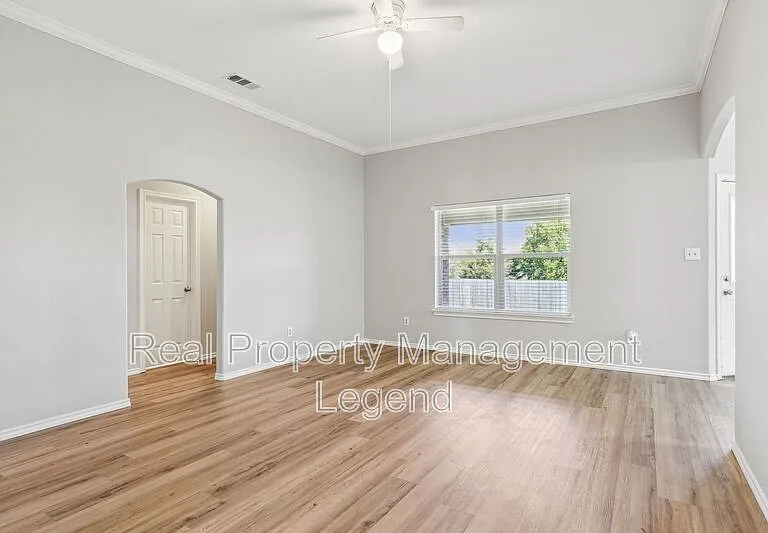 110 Magnolia St — Photo 4