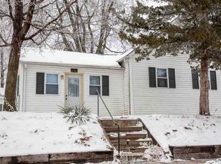 216 2nd St NE, Waverly, IA 50677