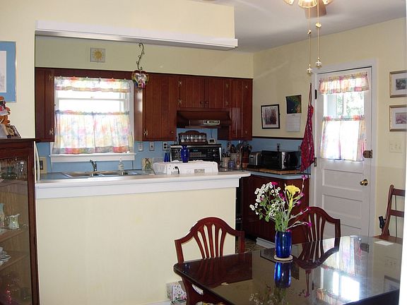 Breakfast Bar & Kitchen