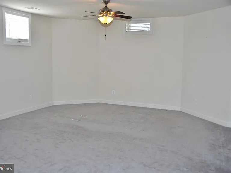 7582 Venture Dr — Photo 18