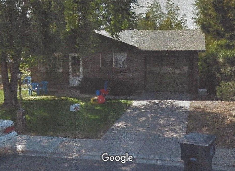 Nice 3 bedroom, 1 batch, Garage, Brick Ranch House to rent with sprinkler system, fenced yard with schools, and Part about 1 block away. Low utilities, low traffic and good neighbors.
