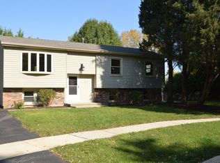 2208 Evergreen Ln, Woodridge, IL