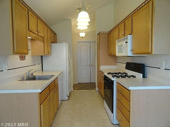 5th image of 1408 Bonnett Pl #218