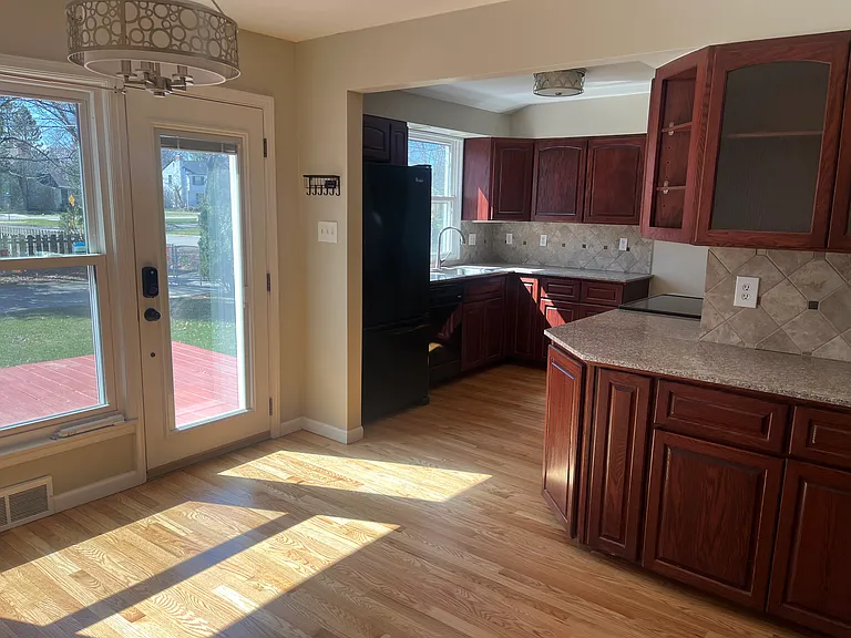 15859 Buckingham Ave — Photo 4